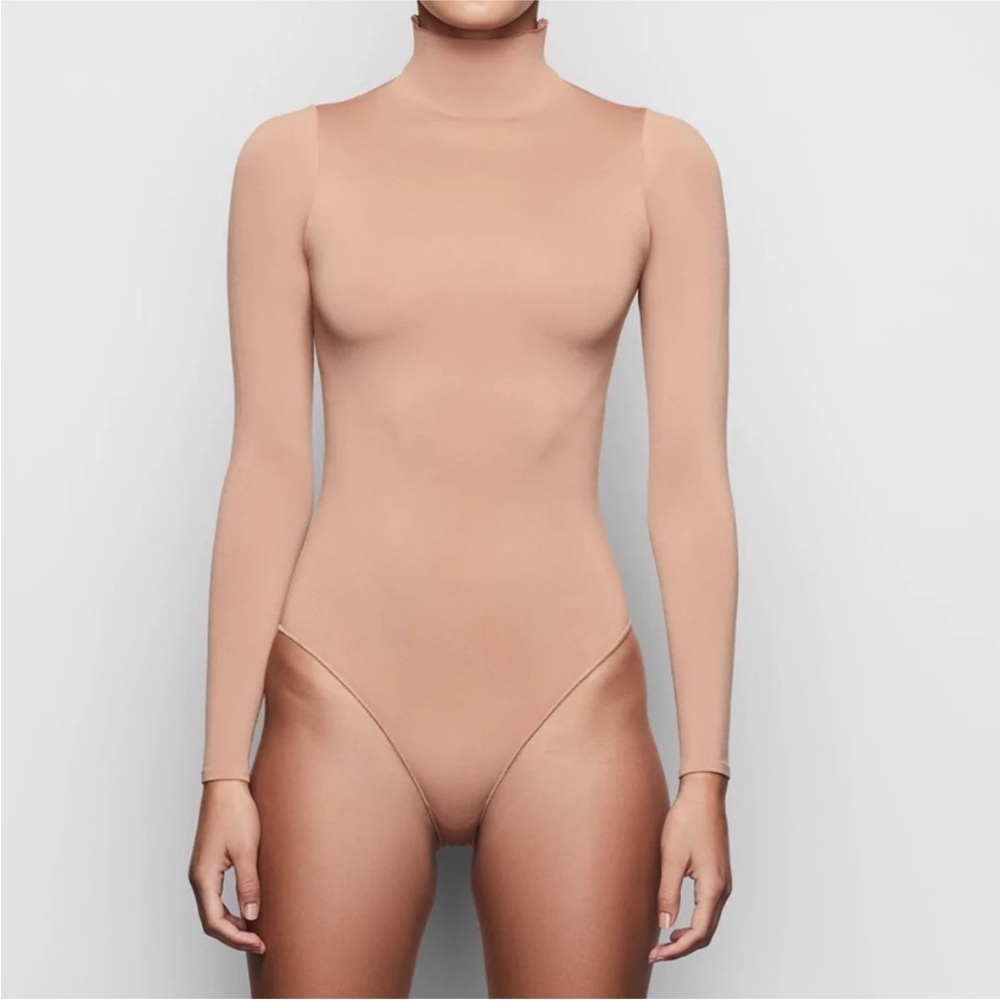SKIMS Essential Smoothing Mock-Neck Long Sleeve Bodysuit In Nude Size L/XL
